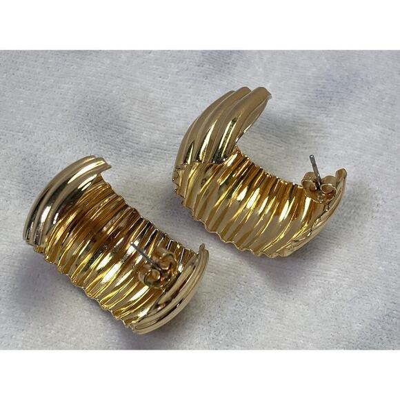 1980s Avon Gold Tone Crinkle Cuff Bracelet and Pierced Earrings Vintage - Picture 11 of 15